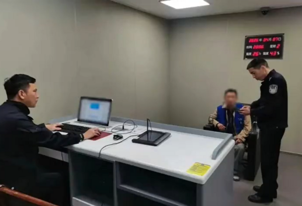 ▲男子遭拘留。（圖／翻攝自微博）