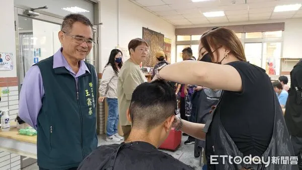 ▲台南市勞工局攜手工會舉辦公益義剪活動，關懷弱勢族群。（記者林東良翻攝，下同）