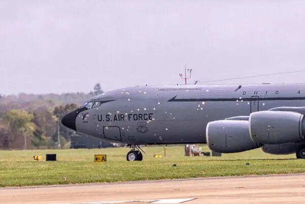 ▲▼滿身「彈孔補丁」仍在飛！美軍受損KC-135飛抵英國 戰損畫面曝。（圖／路透）