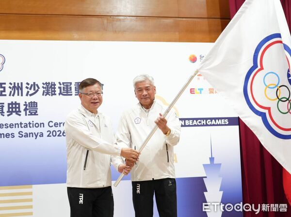 ▲蔡家福團長將代表團團旗授予王景成總領隊。（圖／運動部提供）