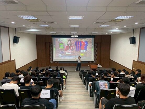 ▲嘉義大學攜手臺灣國立大學系統邀請知名體育主播蔡宜瑾傳授實戰心法。（圖／嘉義大學提供）