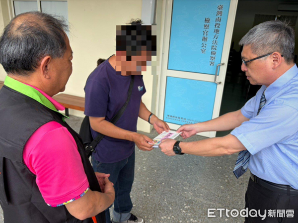 ▲▼南投埔里男涉毆女致死遭收押 解剖釐清死因。南投地檢署檢察長周士榆致贈死者家屬慰問金，翻攝（圖／記者高堂堯翻攝）