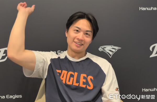 ▲王彥程模仿崔鉉碩灑鹽。（圖／記者楊舒帆攝）