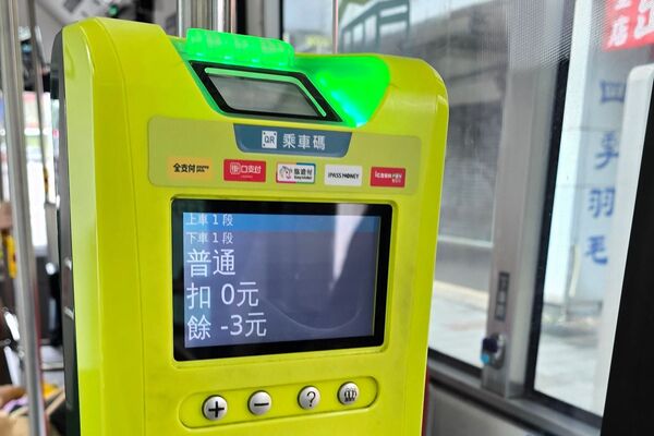 台灣公車擁有「代墊」機制，交通卡餘額不足也能搭，讓日本遊客感到非常貼心。（翻攝自@matcha_popipa X）