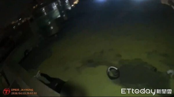 ▲▼ 闖陽台行竊觸動警報！31歲賊變蜘蛛人翻牆逃　躲民宅頂樓被警活捉。（圖／記者賴文萱翻攝）