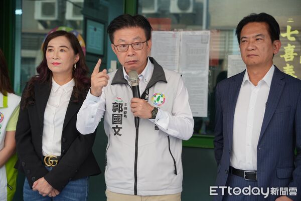 ▲郭國文登記參選主委連任，多位立委與地方民代陪同現身，展現團結氣勢。（記者林東良翻攝，下同）