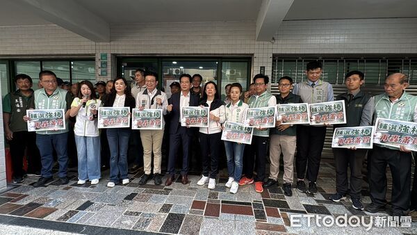 ▲郭國文登記參選主委連任，多位立委與地方民代陪同現身，展現團結氣勢。（記者林東良翻攝，下同）