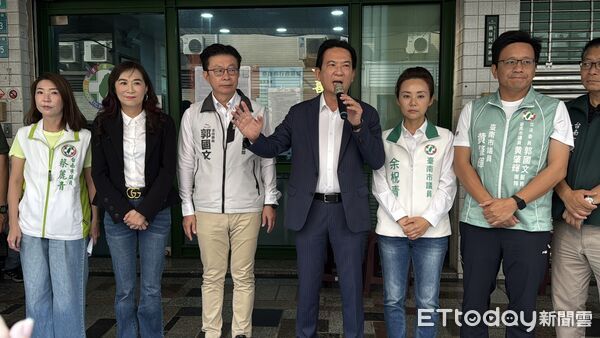 ▲郭國文登記參選主委連任，多位立委與地方民代陪同現身，展現團結氣勢。（記者林東良翻攝，下同）