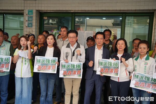 ▲郭國文登記參選主委連任，多位立委與地方民代陪同現身，展現團結氣勢。（記者林東良翻攝，下同）
