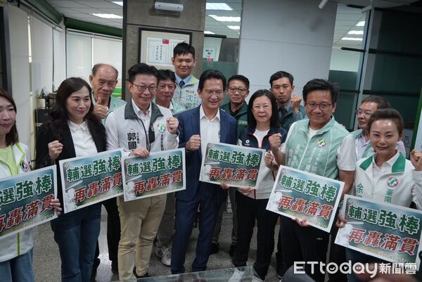▲郭國文登記參選主委連任，多位立委與地方民代陪同現身，展現團結氣勢。（記者林東良翻攝，下同）