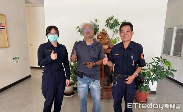 ▲藍清輝所長將皮夾交還莊姓男子。（圖／記者陳崑福翻攝）