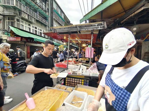▲▼10元現做麻糬_智光黃昏市場。（圖／WISELY`S 拍拍照寫寫字授權提供）
