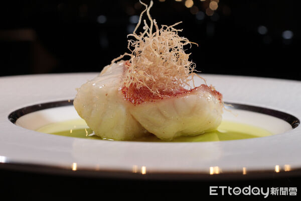 ▲高雄米其林一星「雋Gen」脆皮炸子雞、生炒臘味飯、薑油低溫浸星斑、濃湯絲瓜煮魚腐。（圖／記者黃士原攝）