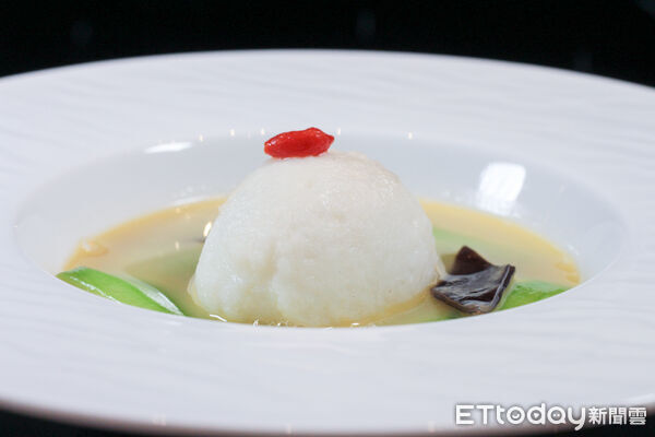 ▲高雄米其林一星「雋Gen」脆皮炸子雞、生炒臘味飯、薑油低溫浸星斑、濃湯絲瓜煮魚腐。（圖／記者黃士原攝）