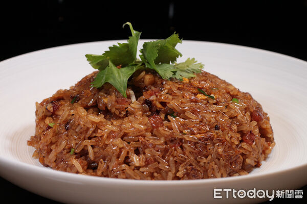 ▲高雄米其林一星「雋Gen」脆皮炸子雞、生炒臘味飯、薑油低溫浸星斑、濃湯絲瓜煮魚腐。（圖／記者黃士原攝）