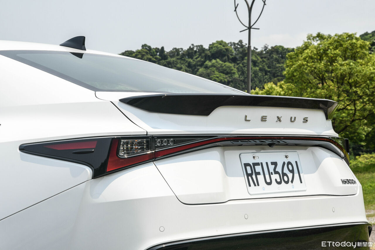 ▲豪華同級唯一後驅＋油電！不向氾濫模組化平台妥協的Lexus IS堅持走自己的路。（圖／記者徐煜展攝）