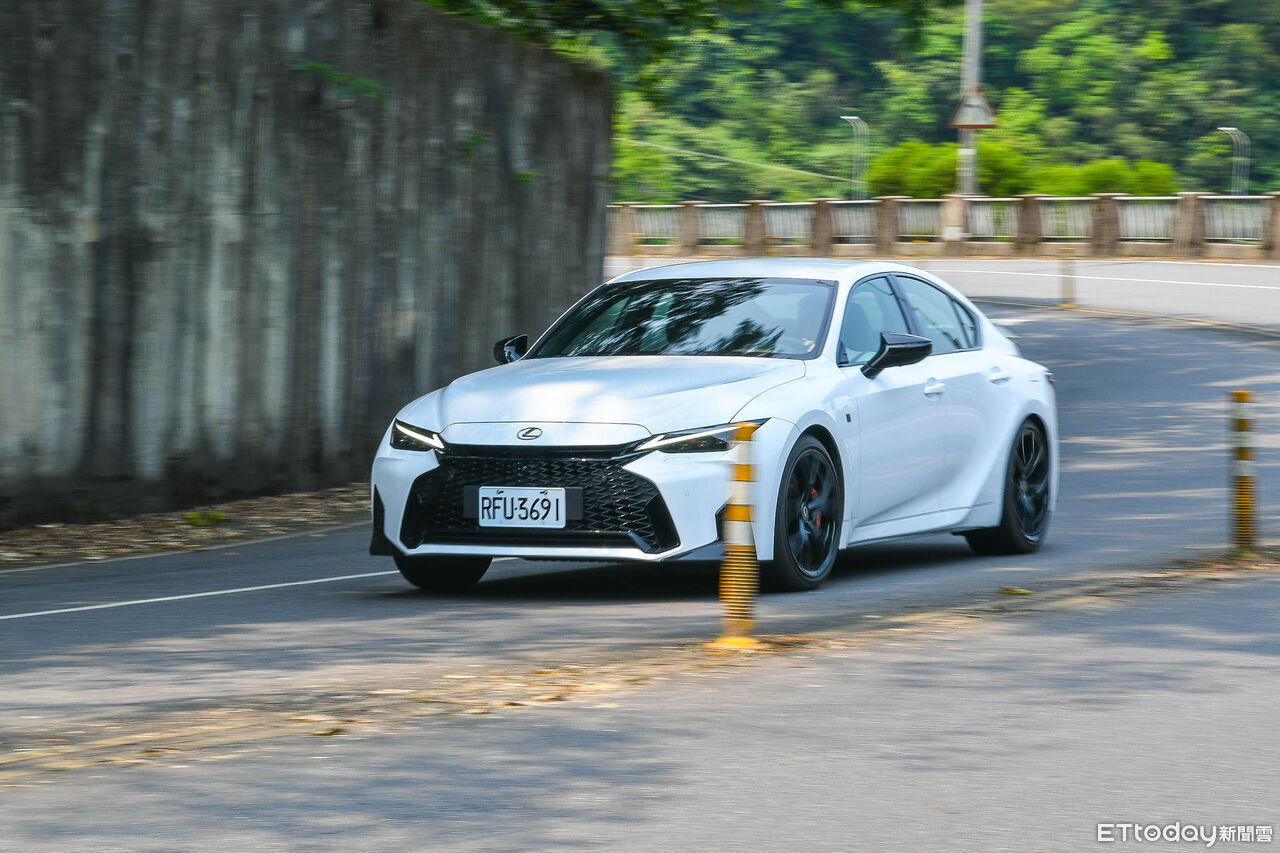 ▲豪華同級唯一後驅＋油電！不向氾濫模組化平台妥協的Lexus IS堅持走自己的路。（圖／記者徐煜展攝）