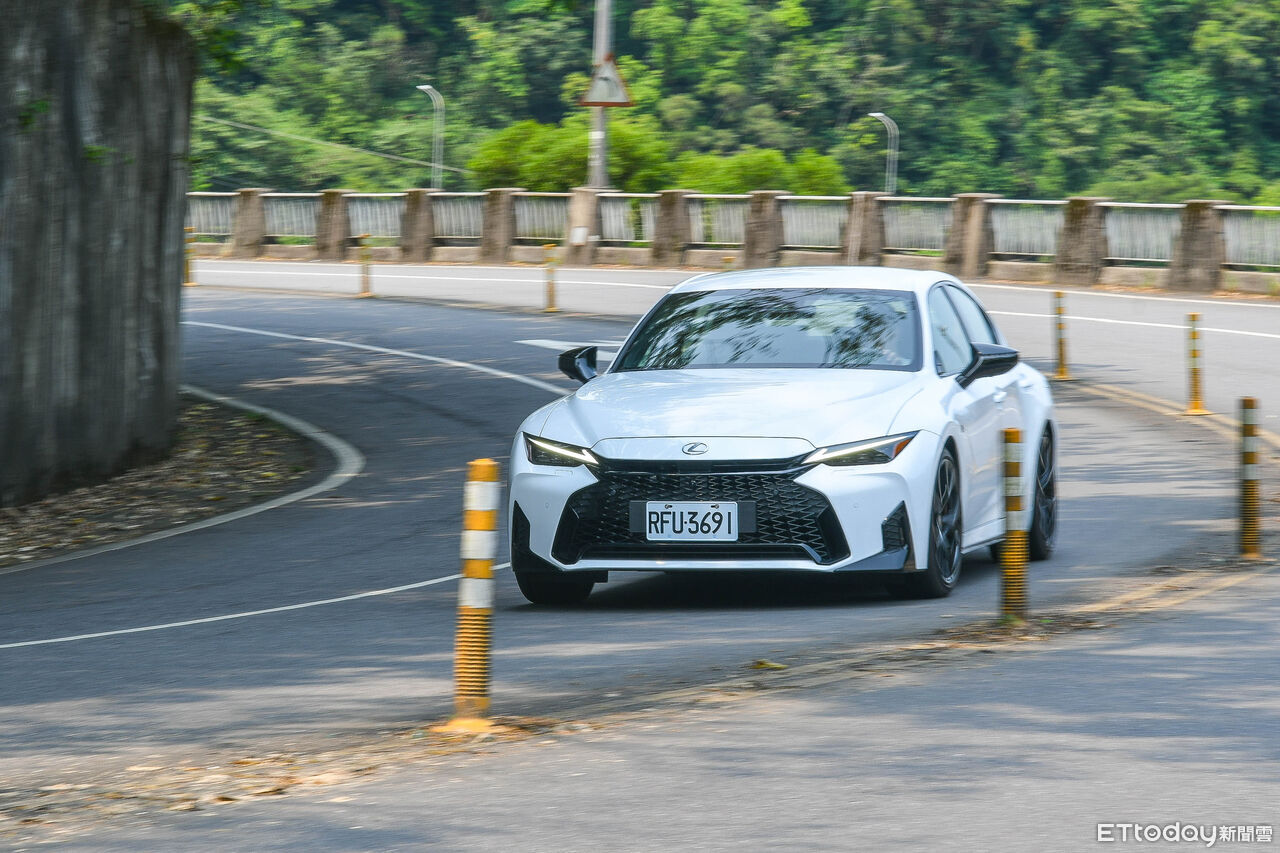 ▲豪華同級唯一後驅＋油電！不向氾濫模組化平台妥協的Lexus IS堅持走自己的路。（圖／記者徐煜展攝）