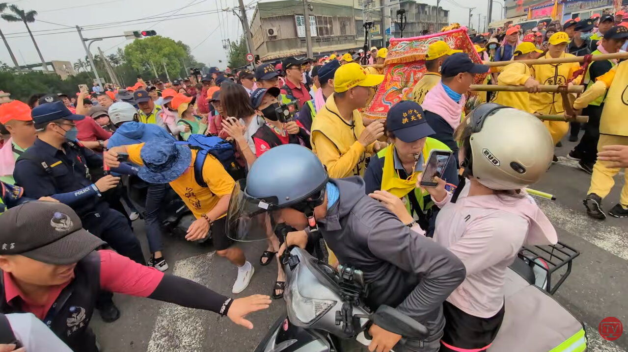 快訊/白沙屯媽祖大轎狂晃 十字路口突暴衝