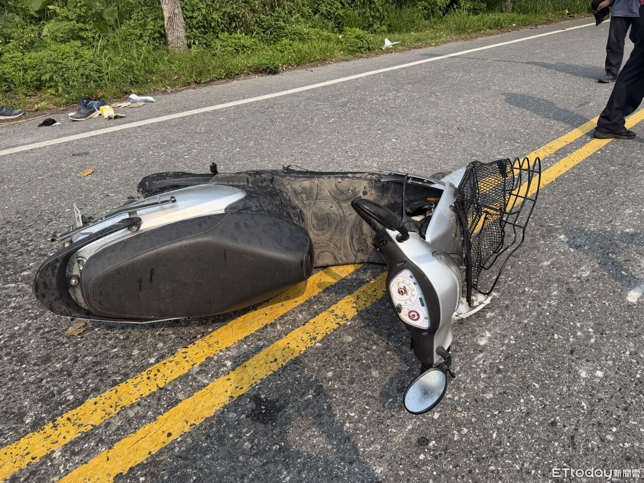 花蓮無號誌路口聯結車機車相撞 騎士與乘客送醫不治