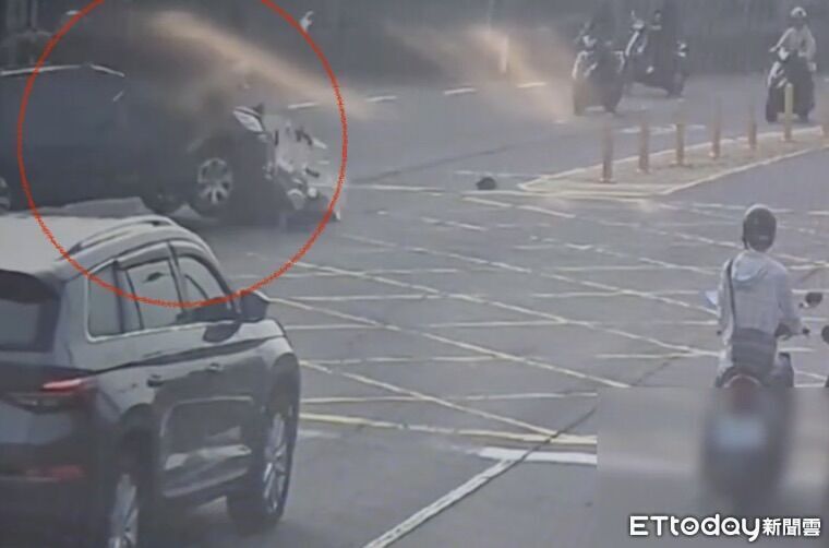 高雄女騎士闖紅燈衝撞左轉車 人噴飛重摔車起火!驚悚影片曝