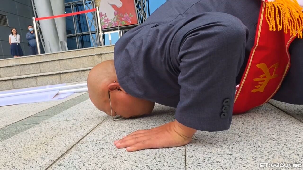 親吻土地23秒!財神總統參選嘉義市長 喊話張啓楷:退選吧