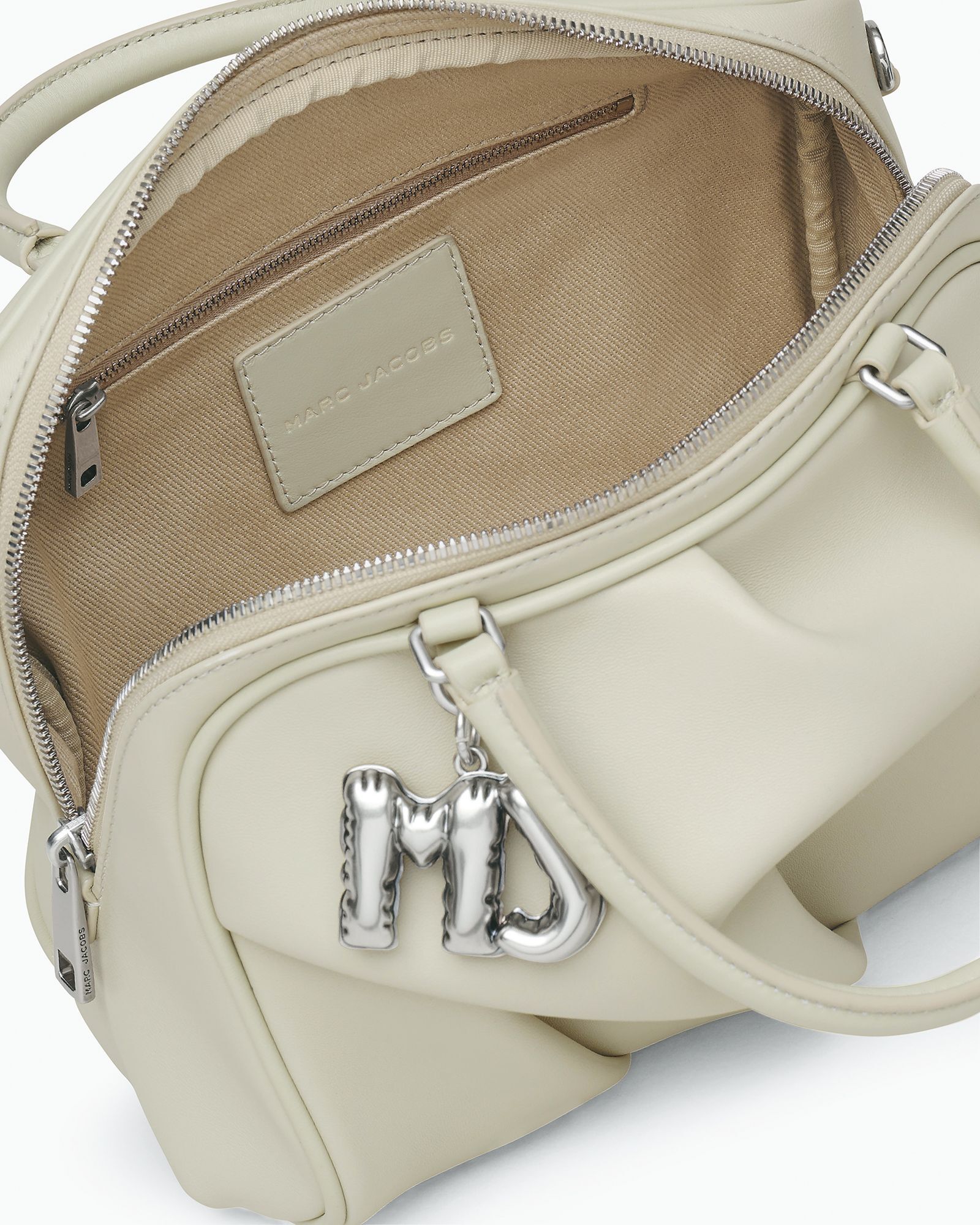 The Wave Bag有寬裕的收納空間與搶眼的MJ氣球掛飾。（美之心提供）