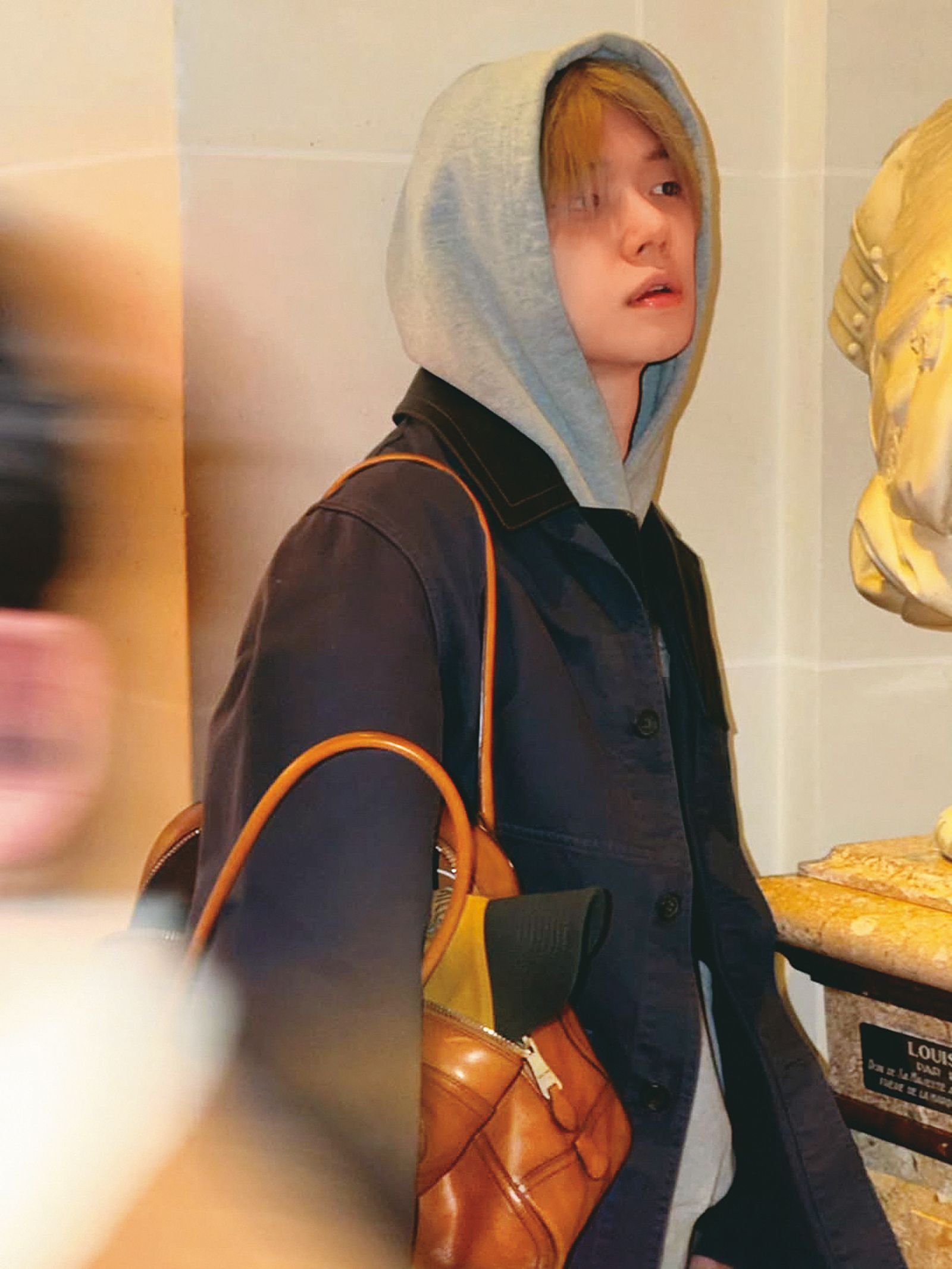 然竣的灑脫氣勢配上Vivant背帶的隨意垂下，完美。（翻攝自然竣 IG）