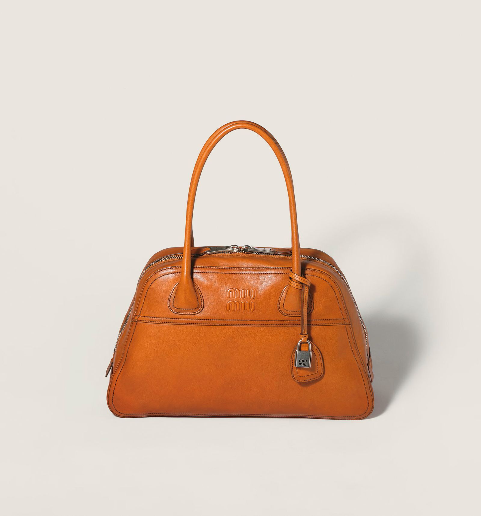 Vivant皮革手提包 NT$135,000。（Miu Miu提供）