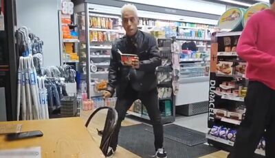 美網紅親吻慰安婦像脫序大鬧韓國　遭判6個月道歉：我想念家人