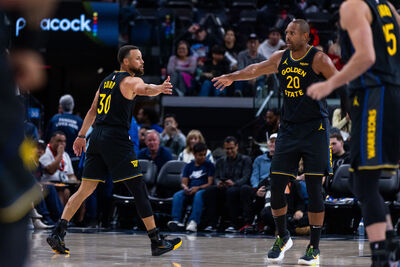 快訊／勇士三老發威！柯瑞包白繃豪取35分　率隊附加賽淘汰雷納德領軍快艇