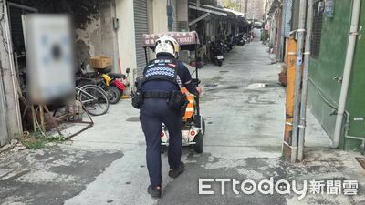 87歲翁電動代步器半路沒電　潮州警徒手推百公斤機具送返家