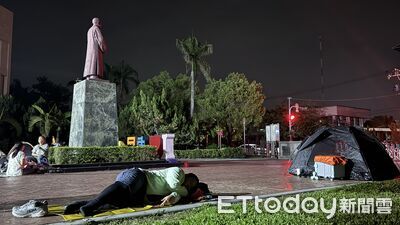 獨／香燈腳夜裡的堅持！有人躺神明旁入睡...校園騎樓一片帳篷海