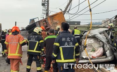 快訊／鶯歌嚴重車禍！砂石車翻覆連環撞...3男2女1嬰受困搶救中
