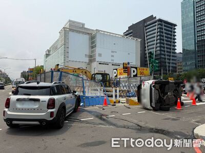 北市mini cooper女駕駛闖紅燈！休旅車遭撞翻衝進捷運工程圍籬