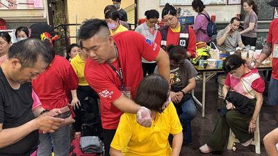 獨／守護香燈腳的暖流！「純芯隨行救護」志工團8天7夜免費推拿