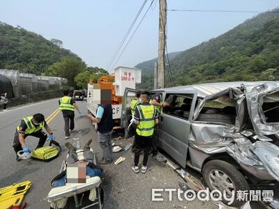 台14線修路燈挨撞！廂型車尾變形凹毀　仁愛鄉公所4人送醫
