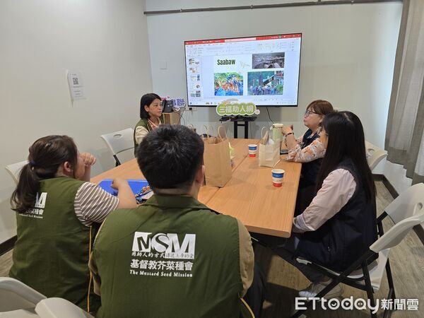 ▲東移民署行動列車開進東港。（圖／移民署屏東縣服務站提供）