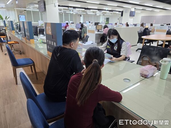 ▲東移民署行動列車開進東港。（圖／移民署屏東縣服務站提供）
