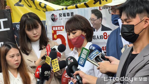 ▲▼剴剴案兒福聯盟失職社工陳尚潔，今（16日）被台北地院依過失智死罪判刑2年，藝人郁方與何嘉文結伴聽判，受訪難掩失望，「剴剴戰士」喊口號宣洩不滿，聯絡人張瓦力強調不會忘記剴剴、「他是刻在我們心裡的名字！」並秀出衣服背面的剴剴圖樣。（圖／記者黃哲民攝）