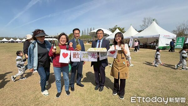 ▲台南市長黃偉哲率團回訪韓國平澤，參加花朵郊遊慶典推廣台南鳳梨。（記者林東良翻攝，下同）