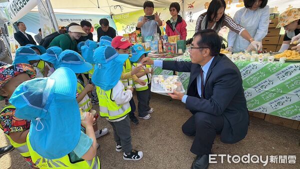 ▲台南市長黃偉哲率團回訪韓國平澤，參加花朵郊遊慶典推廣台南鳳梨。（記者林東良翻攝，下同）