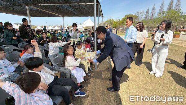 ▲台南市長黃偉哲率團回訪韓國平澤，參加花朵郊遊慶典推廣台南鳳梨。（記者林東良翻攝，下同）