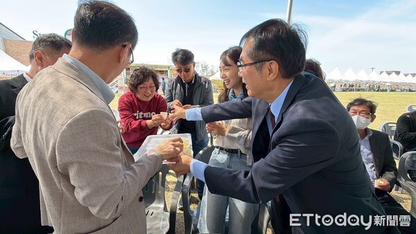 ▲台南市長黃偉哲率團回訪韓國平澤，參加花朵郊遊慶典推廣台南鳳梨。（記者林東良翻攝，下同）