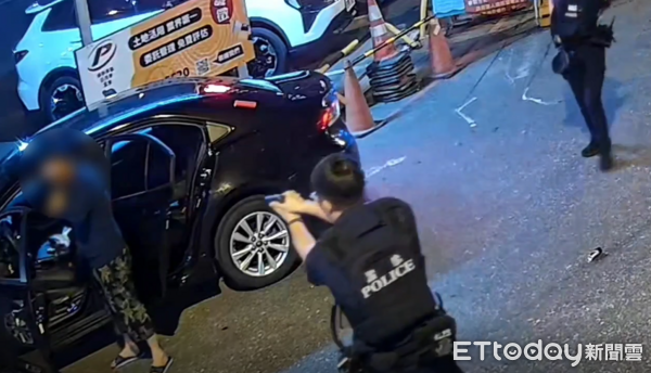 ▲男子不願接受盤查，突然咆哮並持刀揮舞員警以辣椒水制止，男子最終衝破攔阻並駕車逃逸。 （圖／花蓮警分局提供，下同）