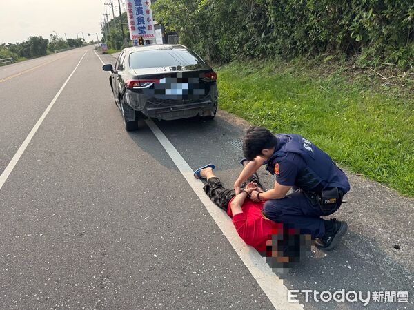 ▲男子不願接受盤查，突然咆哮並持刀揮舞員警以辣椒水制止，男子最終衝破攔阻並駕車逃逸。 （圖／花蓮警分局提供，下同）