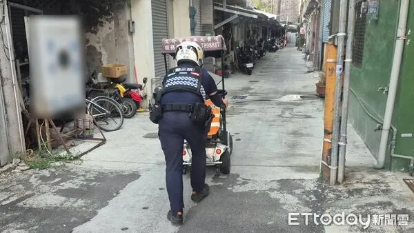 ▲潮州警方送孫姓阿北返家。（圖／記者陳崑福翻攝）