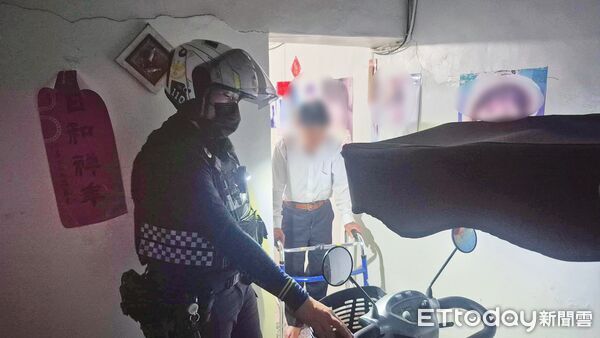 ▲潮州警方送孫姓阿北返家。（圖／記者陳崑福翻攝）