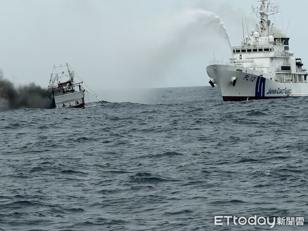 ▲基隆籍漁船「全漁6號」起火燃燒。（圖／記者郭世賢翻攝）