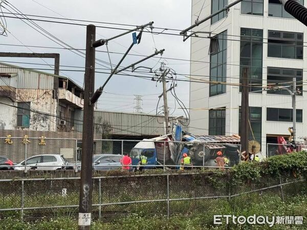 ▲鶯歌八德路連環車禍，6人受困。（圖／記者陸運陞翻攝）